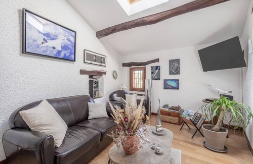 Sainte-Colombe-de-la-Commanderie Bed & Breakfast | Bed and breakfast 'Oranger Chambre Double Vue Jardin' with Shared Garden, Wi-Fi and Air Conditioning