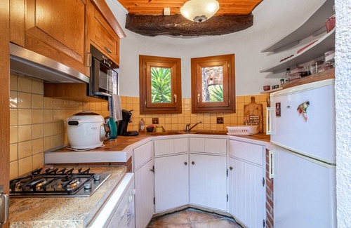 Sainte-Colombe-de-la-Commanderie Bed & Breakfast | Bed and breakfast 'Oranger Chambre Double Vue Jardin' with Shared Garden, Wi-Fi and Air Conditioning