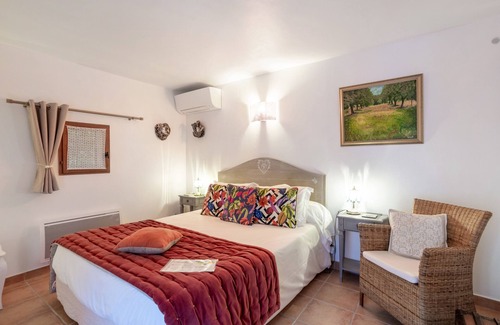 Sainte-Colombe-de-la-Commanderie Bed & Breakfast | Bed and breakfast 'Oranger Chambre Double Vue Jardin' with Shared Garden, Wi-Fi and Air Conditioning