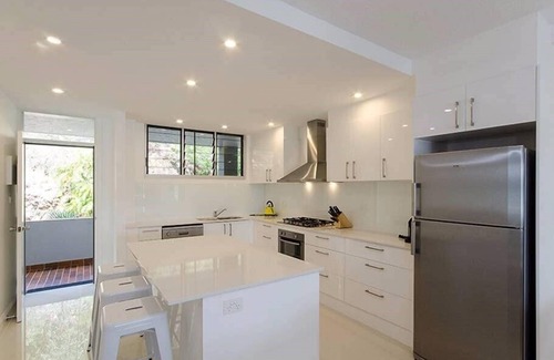 Hamilton Island Apartment | Frangipani Lodge 006, Beachfront Apartment on Hamilton Island