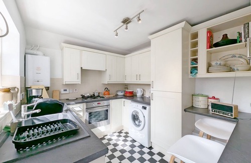 Emsworth Cottage | Frankland House - sleeps 4 guests in 2 bedrooms