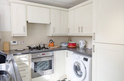 Emsworth Cottage | Frankland House - sleeps 4 guests in 2 bedrooms