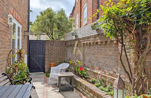 Emsworth Cottage | Frankland House - sleeps 4 guests in 2 bedrooms