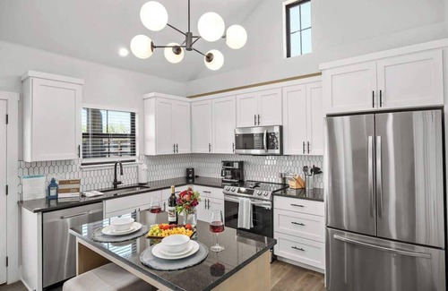 Fredericksburg Condo | Fred's Joint: Hot-tub, Pet Friendly, Close to Main