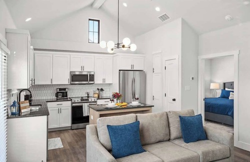 Fredericksburg Condo | Fred's Joint: Hot-tub, Pet Friendly, Close to Main