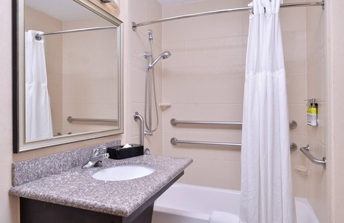 Central Oklahoma City Condo | Free Breakfast + Hot Tub + Heated Saltwater Pool | 24 Hour Business Center