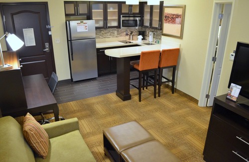 Longview Condo | Free Breakfast. Indoor Pool & Hot Tub. Near Major Businesses.