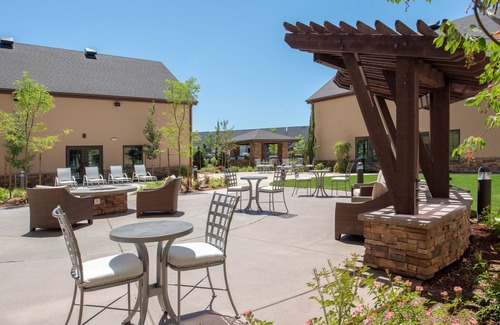 Hillsboro Condo | Free Breakfast. Pool. Gym. Close to Rock Creek Country Club!