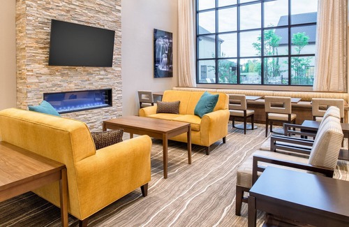 Hillsboro Condo | Free Breakfast. Pool. Gym. Close to Rock Creek Country Club!