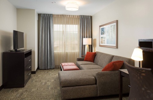 Corona Condo | Free Breakfast. Pool & Hot Tub. Gym. Near Amazon!
