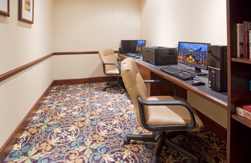 Oconomowoc Apartment | Free Breakfast. Pool & Hot Tub. Gym. Near Aurora Medical Center!