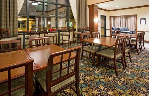 Oconomowoc Apartment | Free Breakfast. Pool & Hot Tub. Gym. Near Aurora Medical Center!