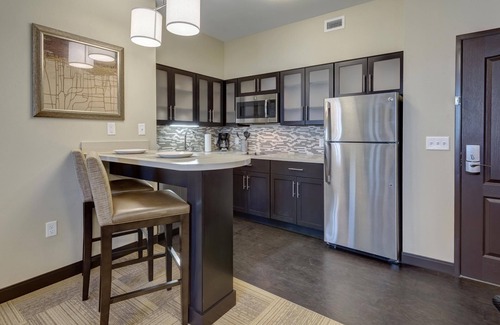 Maryland Heights Condo | Free Breakfast + Shared Pool, Gym, and BBQ Area | Perfect Family Vacation!