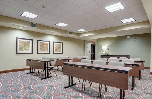 Maryland Heights Condo | Free Breakfast + Shared Pool, Gym, and BBQ Area | Perfect Family Vacation!