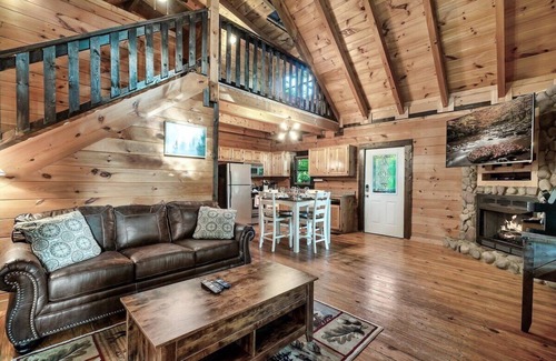 Gatlinburg - Pigeon Forge Cabin | Free Dollywood Tix/VIEWS/Secluded/Couples/HotTub/