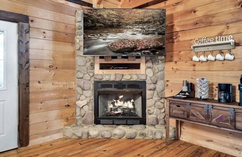 Gatlinburg - Pigeon Forge Cabin | Free Dollywood Tix/VIEWS/Secluded/Couples/HotTub/