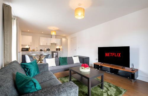 Slough Apartment | FREE fast Wi-Fi, Netflix & Large Lounge & Balcony!