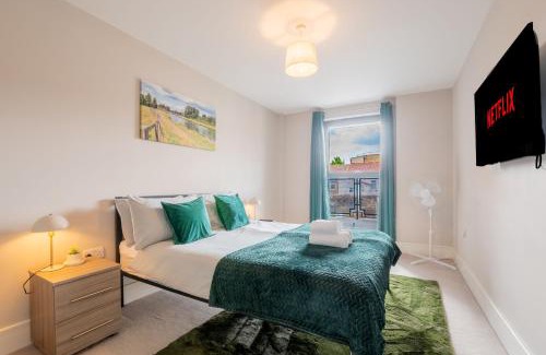 Slough Apartment | FREE fast Wi-Fi, Netflix & Large Lounge & Balcony!
