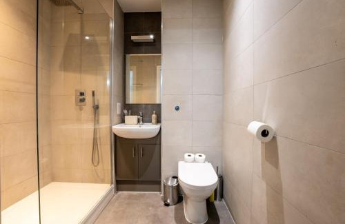 Slough Apartment | FREE fast Wi-Fi, Netflix & Large Lounge & Balcony!