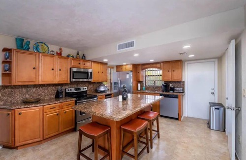 Key Largo Villa | Free Golf Cart Free Kayaks Steps to Pool Pickleball