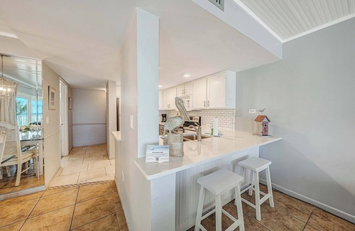 Holiday Beach Condo | FREE Golf! Mariner West 101 Corner Unit, Walk-in Shower, Heated Pool, Grills!