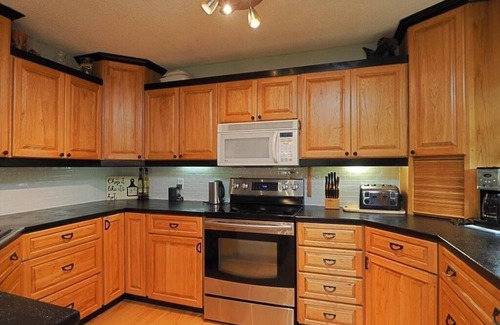 Port Franks Cottage | FREE NIGHT! Year Round Secluded Forest Retreat in Port Franks. Hot Tub!