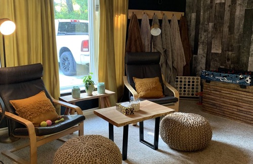 Port Franks Cottage | FREE NIGHT! Year Round Secluded Forest Retreat in Port Franks. Hot Tub!