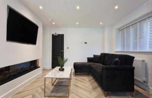 Woodley House | Free Parking 14-Bed Home Large Groups