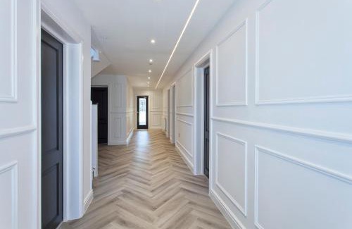 Woodley House | Free Parking 14-Bed Home Large Groups