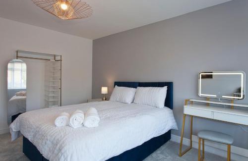 Woodley House | Free Parking 14-Bed Home Large Groups