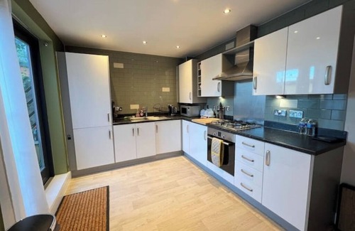 The Westside House | Free parking 2 beds 2 toilets house in city centre