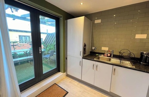 The Westside House | Free parking 2 beds 2 toilets house in city centre