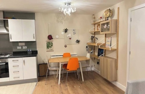The Westside House | Free parking 2 beds 2 toilets house in city centre