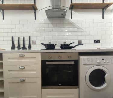 Southwark Apartment | Free Parking 4 Beds Flat 15 min train to Victoria London Bridge St Paul Cathedral