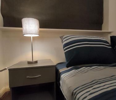 Southwark Apartment | Free Parking 4 Beds Flat 15 min train to Victoria London Bridge St Paul Cathedral