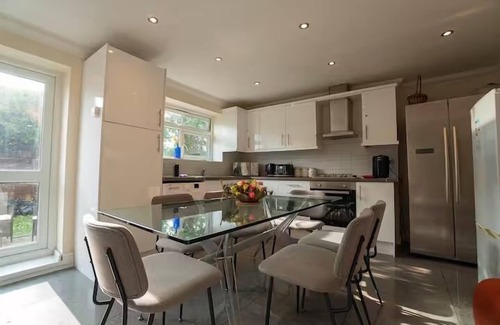 Reading Apartment | Free parking | 7 beds | Contractor & Large groups