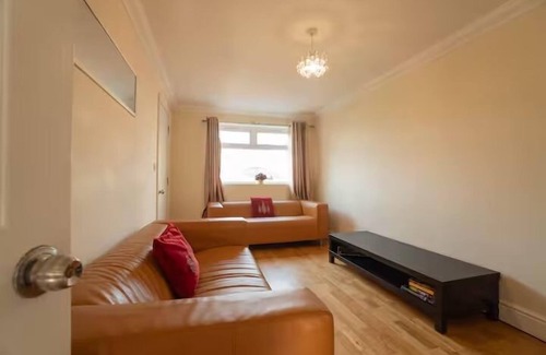 Reading Apartment | Free parking | 7 beds | Contractor & Large groups