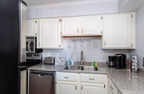 Rutledge Hill Condo | Free Parking! Walk to Broadway! Balcony