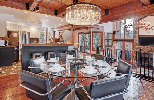 Breckenridge House | FREE SkyCard Activities - Large Luxury Retreat, Private Hot Tub, 7 Bedrooms - Summit Solitude Estate