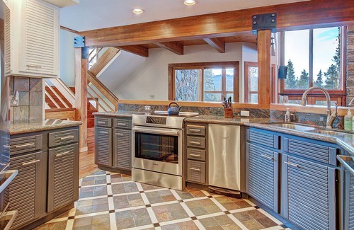 Breckenridge House | FREE SkyCard Activities - Large Luxury Retreat, Private Hot Tub, 7 Bedrooms - Summit Solitude Estate