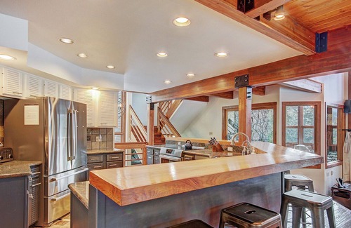 Breckenridge House | FREE SkyCard Activities - Large Luxury Retreat, Private Hot Tub, 7 Bedrooms - Summit Solitude Estate