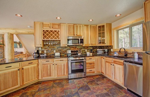 Blue River House | Free SkyCard Activities - Log Cabin with Mountain & Lake Views, Private Hot Tub
