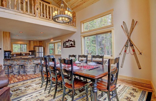 Blue River House | Free SkyCard Activities - Log Cabin with Mountain & Lake Views, Private Hot Tub