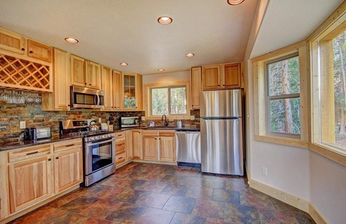 Blue River House | Free SkyCard Activities - Log Cabin with Mountain & Lake Views, Private Hot Tub