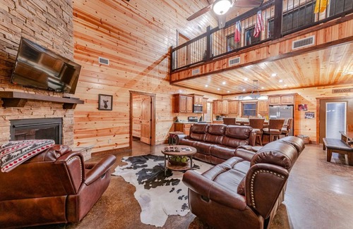 Golden Cabin | Freedom Found 5+ Lodge on Pond, Pool table, hot tub and more!