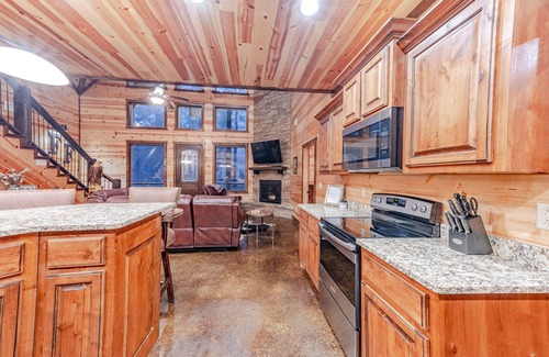 Golden Cabin | Freedom Found 5+ Lodge on Pond, Pool table, hot tub and more!