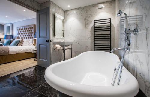 Fence Bed & Breakfast | Freemasons at Wiswell