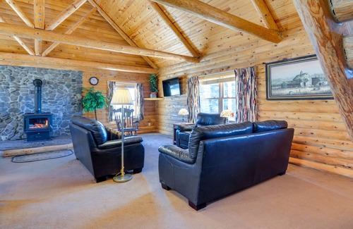 Fremont House | Fremont Vacation Rental w/ Mountain & Valley Views