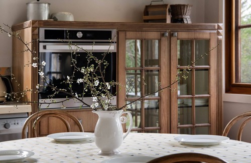 Hepburn Springs House | French Cottage- enchanting retreat in Hepburn with spa and log fire