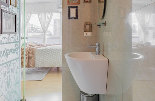 Pasig Apartment | French country styled studio. Few minutes walk to Capitol Commons,10 mins to BGC